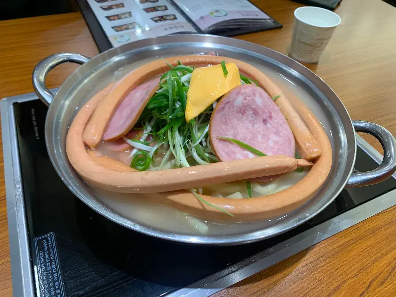 끓기 전 부대찌개의 모습