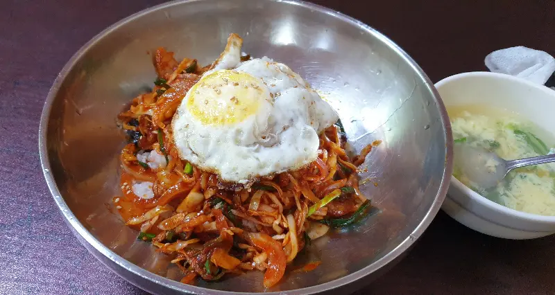 매콤해 보이는 중화비빔밥