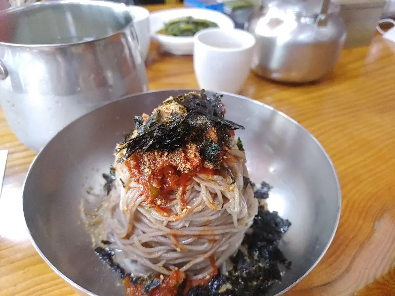 동치미 국물이 부어진 막국수
