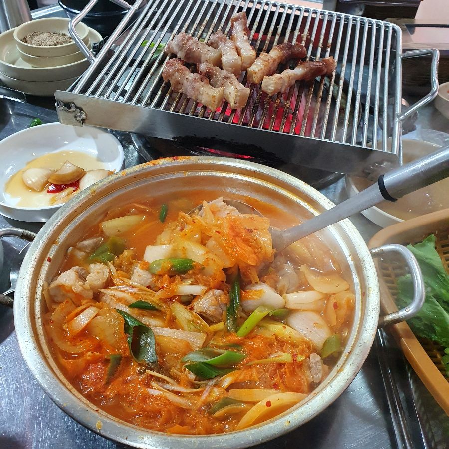 돼지고기가 듬뿍 들어간 김치찌개