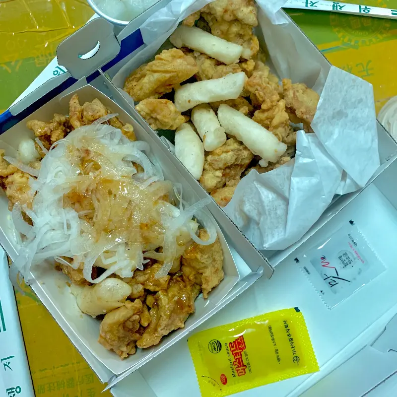 간장치킨과 떡볶이 포장