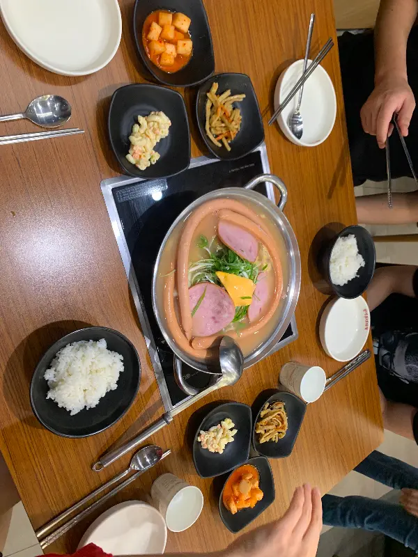 테이블 가득 차려진 부대찌개 한 상