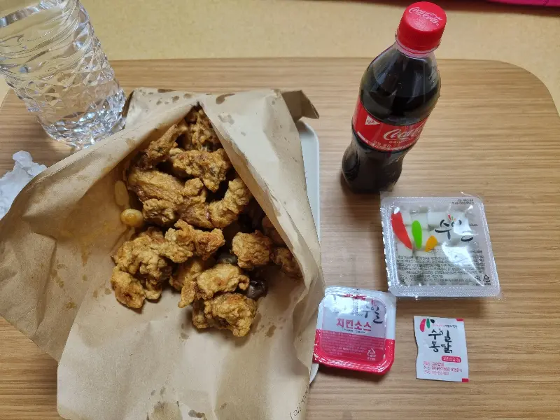 종이 봉투에 담겨 나온 후라이드 치킨