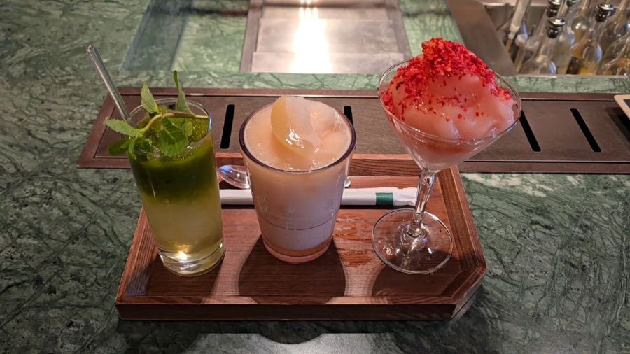 다양한 음료가 놓인 쟁반