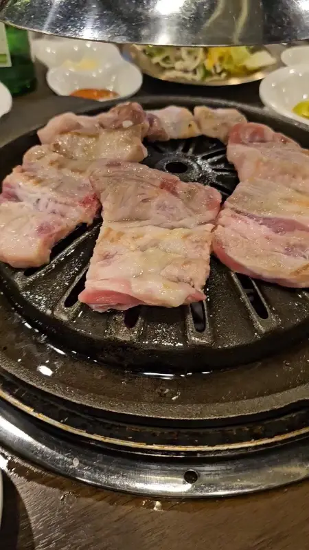 불판 위에서 익어가는 계란