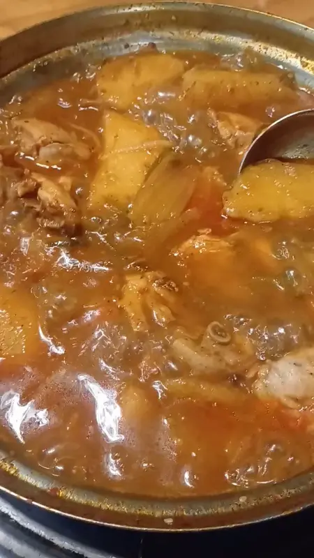 보글보글 끓는 닭볶음탕