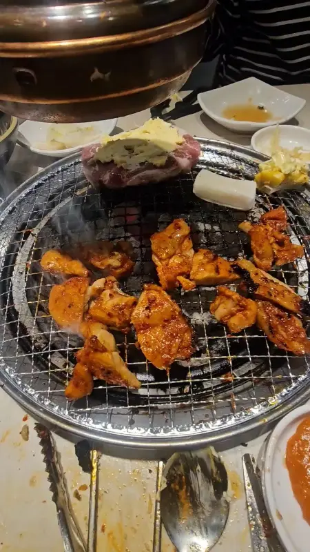 불판 위에서 지글거리는 고기들