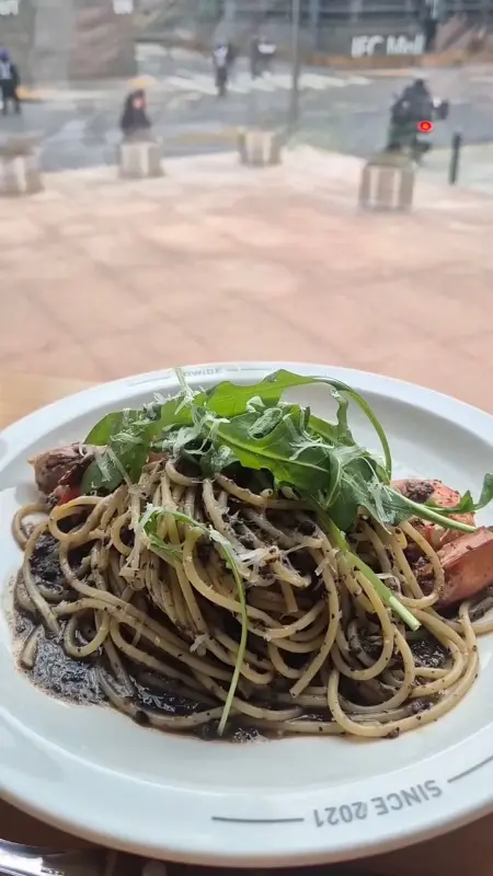 신선한 야채가 듬뿍 들어간 시저 샐러드