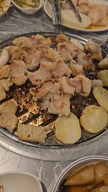 노릇하게 구워진 곱창의 황홀한 비주얼