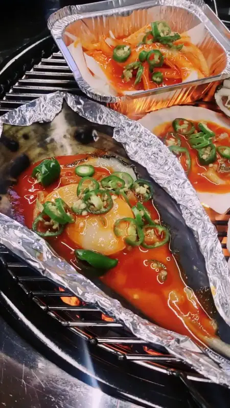 매콤한 양념이 올려진 키조개