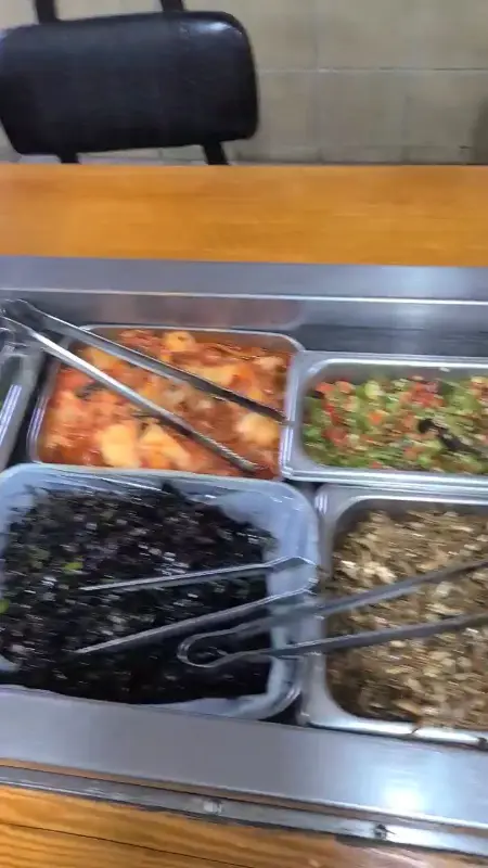 반찬 코너의 다양한 반찬들