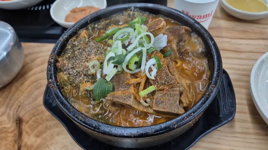 뼈다귀해장국의 푸짐한 양