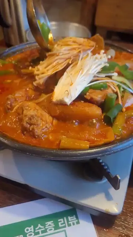 닭볶음탕 국물 떠먹는 모습