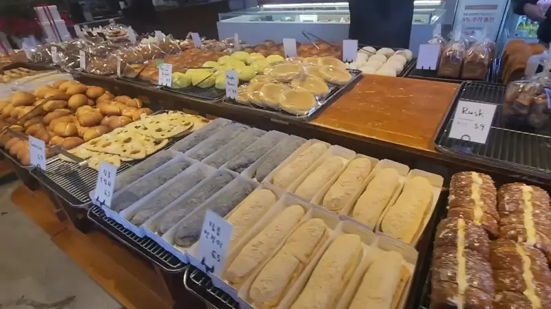 다양한 종류의 빵이 진열된 쇼케이스