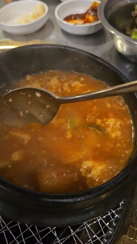 뚝배기에 담겨 보글보글 끓는 된장찌개
