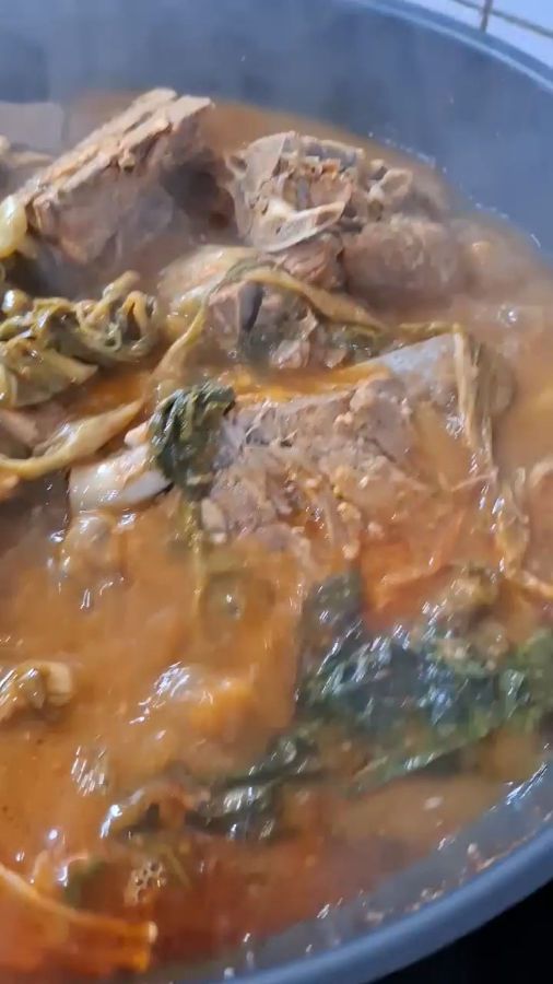 뼈와 우거지가 푸짐하게 들어간 감자탕