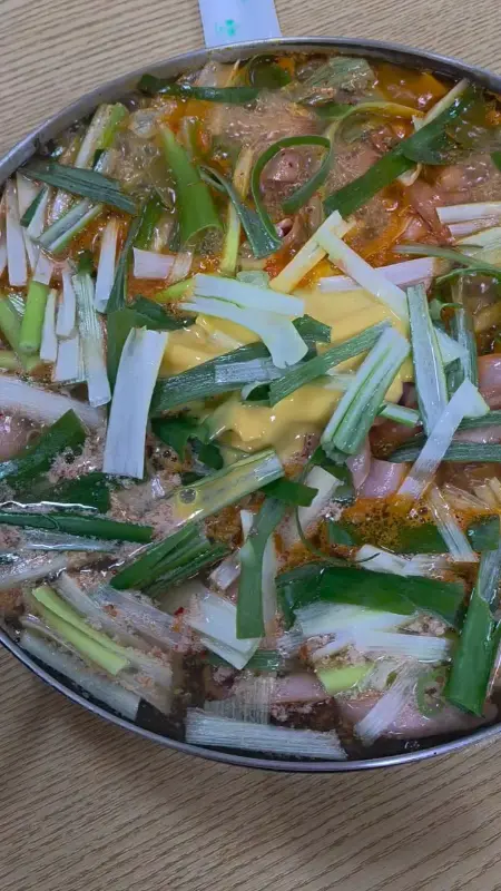푸짐한 부대찌개 재료