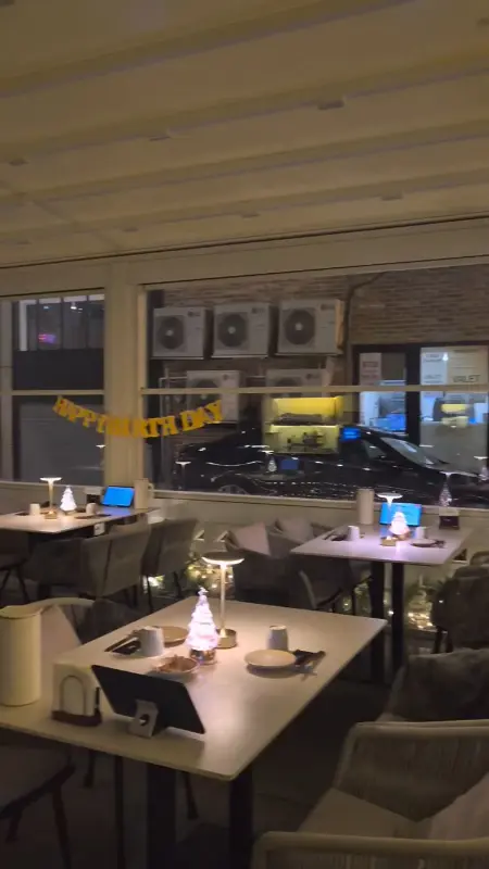 아늑한 내부 테이블 좌석