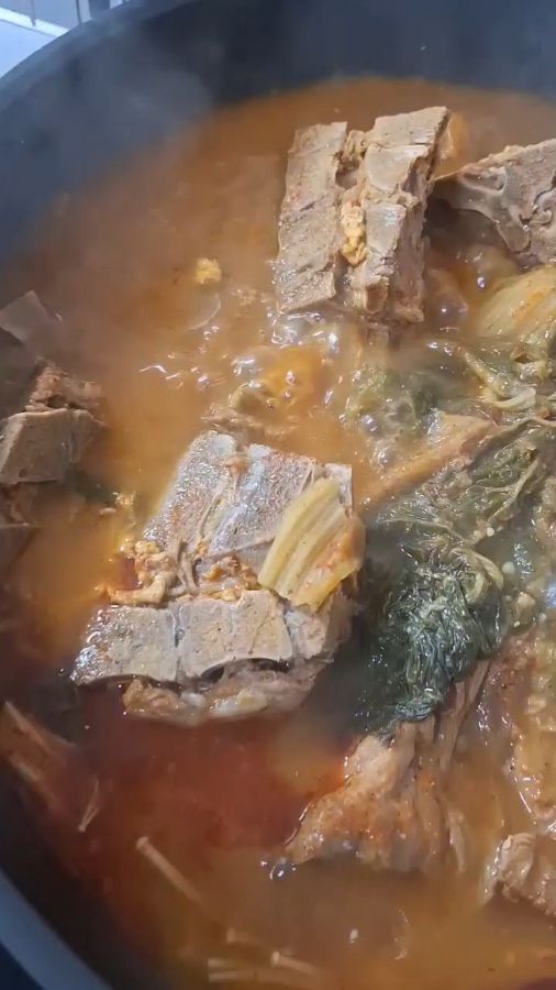 김이 모락모락 나는 감자탕