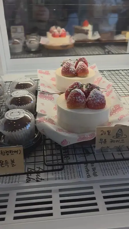 쇼케이스 안에 진열된 두쫀쿠와 케이크