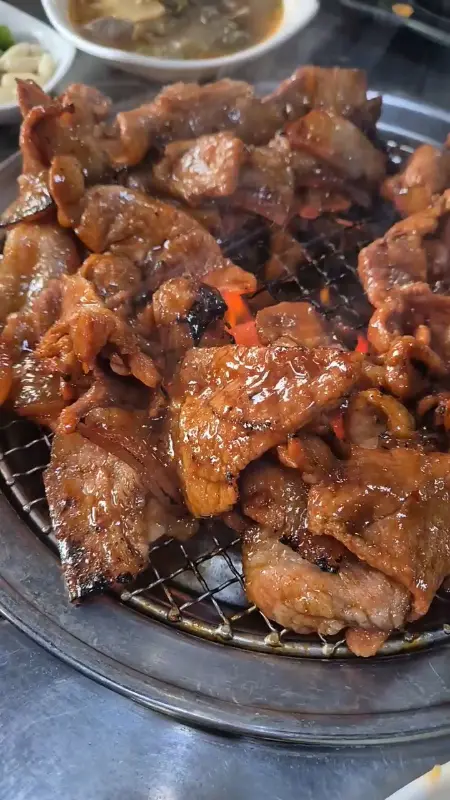 연탄불 위에서 맛있게 구워지는 고추장구이