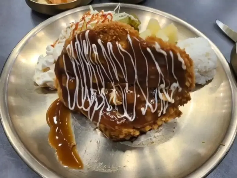 눈꽃처럼 치즈가 듬뿍 뿌려진 돈까스