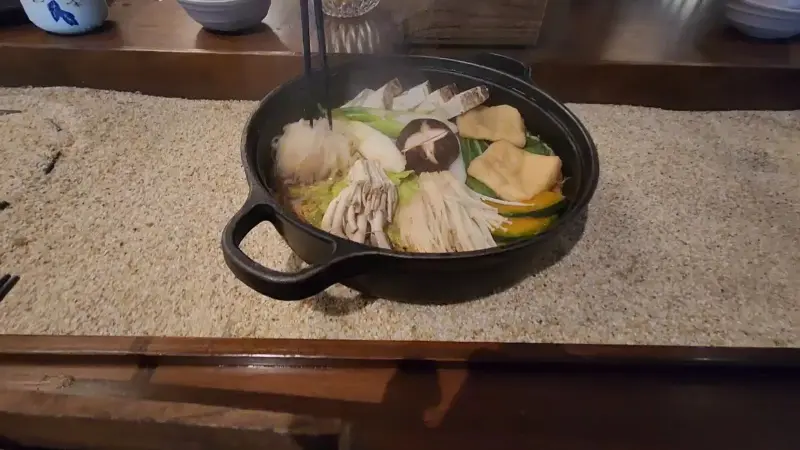 샤브샤브 냄비 안에서 익어가는 채소와 고기