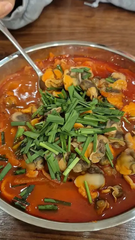 채소가 듬뿍 올라간 꼬막짬뽕