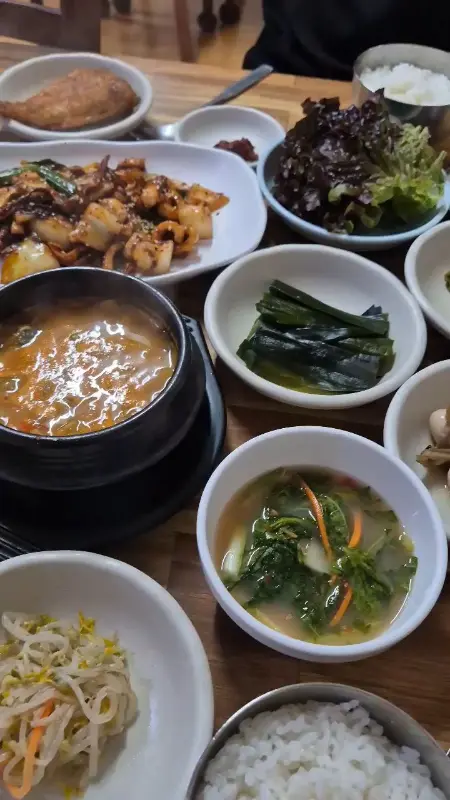 다채로운 밑반찬이 놓인 테이블