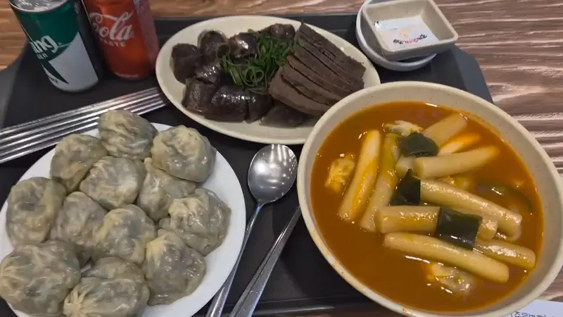 떡볶이, 만두, 순대의 환상적인 조합