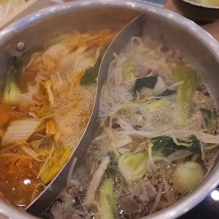 냄비 안에서 보글보글 끓고 있는 샤브샤브