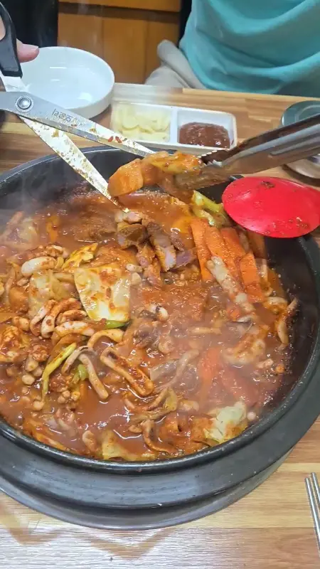 낙지 삼겹살이 끓고 있는 모습