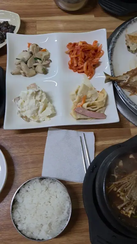 정갈하게 담긴 반찬들