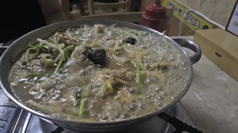 보글보글 끓는 청국장 아구탕의 모습