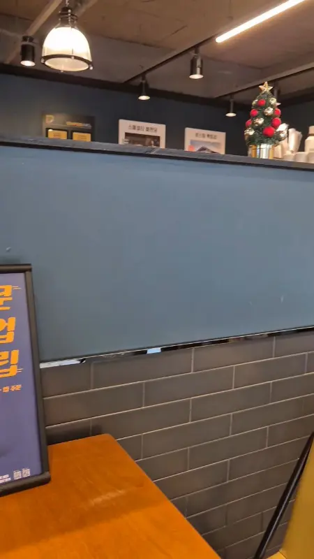 COMPOSÉ 커피 양구점 내부 인테리어