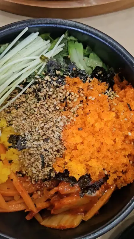 알록달록한 색감의 회덮밥