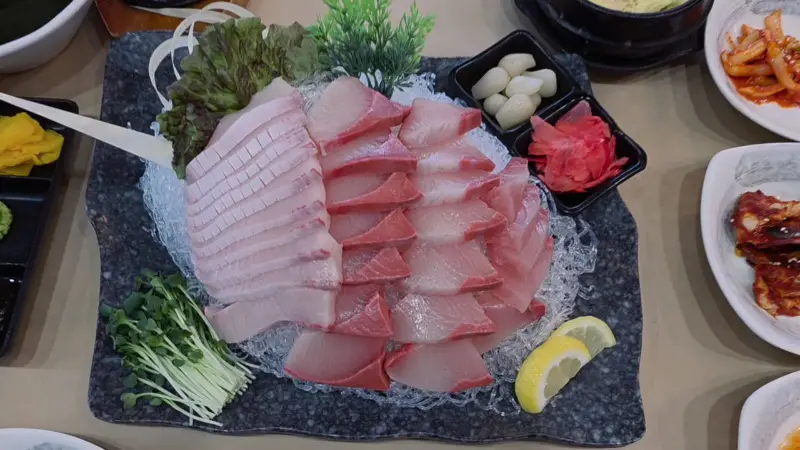 아름다운 비주얼의 방어회 한 상