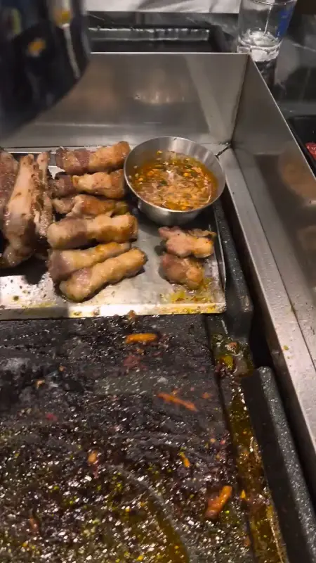 불판 위에 놓인 초벌된 고기의 모습