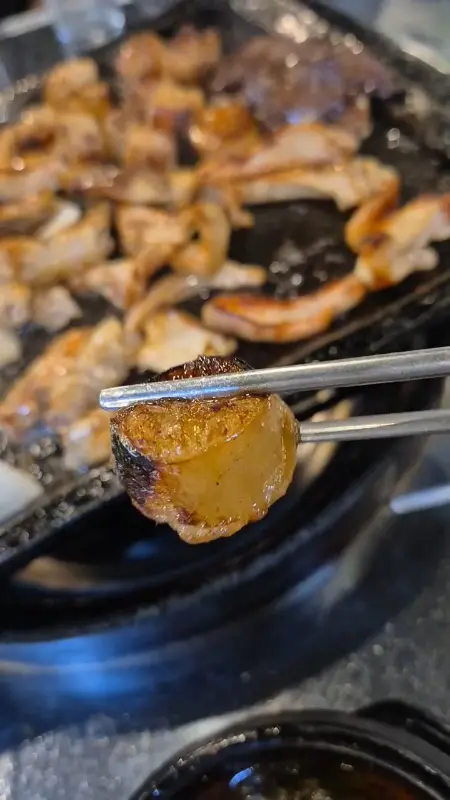 노릇하게 구워진 곱창