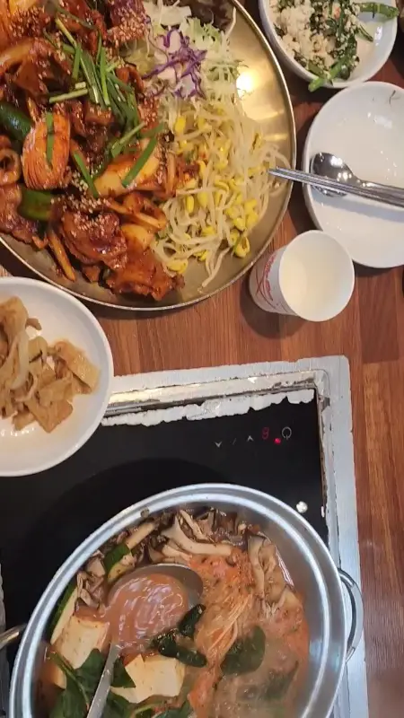 두부전골과 오삼불고기의 환상적인 조합