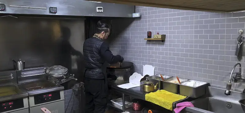 닭강정을 만들고 있는 모습