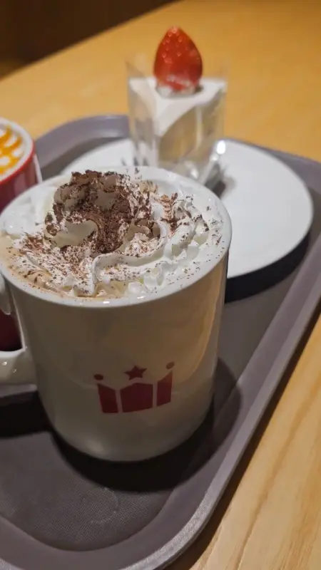 할리스 케이크와 커피