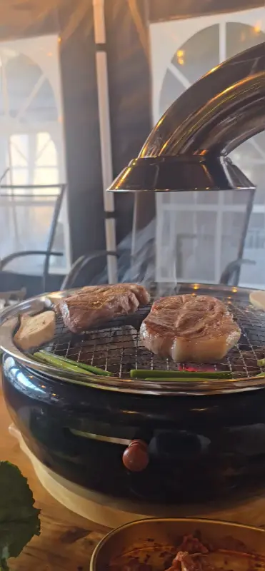 숯불 위에서 익어가는 꽃등심