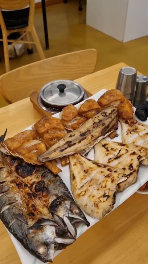 윤기가 흐르는 다양한 생선구이 한 상