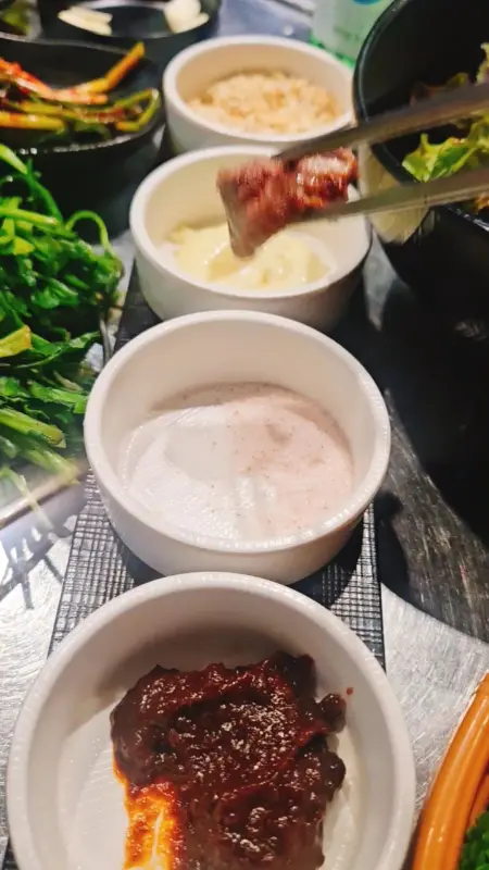 다양한 소스에 찍어먹는 삼겹살