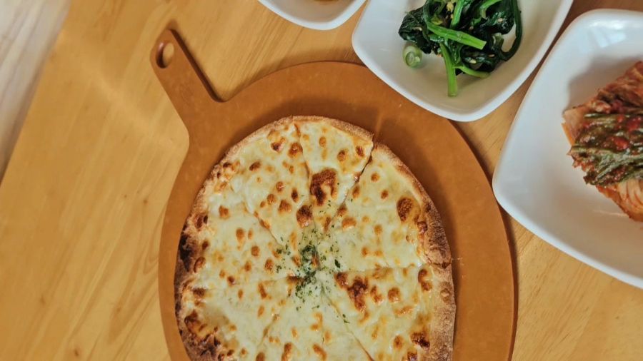 서비스로 제공되는 고르곤졸라 피자