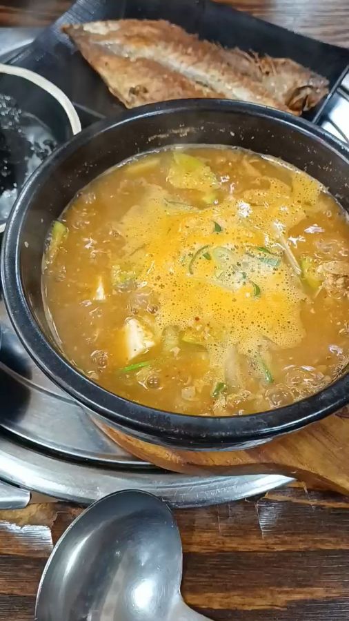 뚝배기에 담겨져 나온 따뜻한 청국장