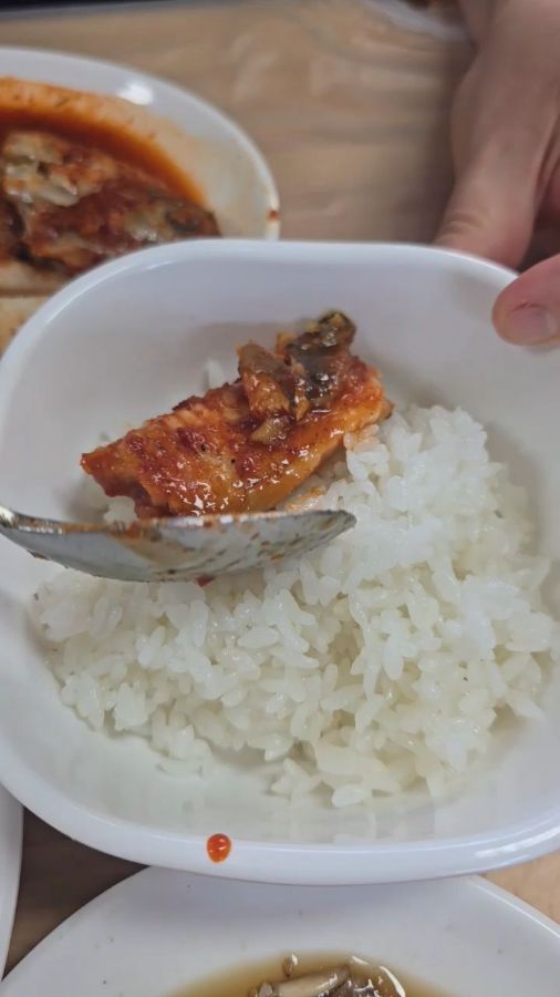 병어조림을 밥 위에 올려 한 입
