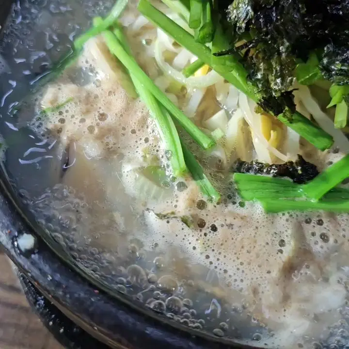 뚝배기 안에서 보글보글 끓고 있는 콩나물 국밥