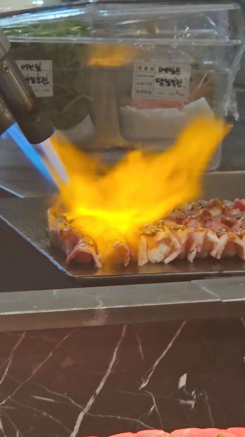 토치로 즉석에서 구워주는 초밥